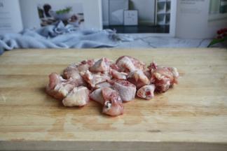 将太阳谷童子鸡切成核桃大小的块。
