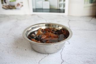 提前泡发榛蘑。
一般情况下提前1个小时泡发。泡发榛蘑之前用冷水将榛榛蘑表面清洗干净，可将榛蘑根部除去，盖朝下置于温水中浸泡一个小时至两个小时，待榛蘑变软，菌盖的褶皱张开，再用手轻轻朝同方向旋转，使泥沙快速沉入盆底。泡发榛蘑的温水最好是25℃为宜。泡发榛蘑的时间要看榛蘑的干湿程度而定。