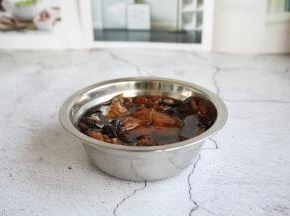 提前泡发榛蘑。
一般情况下提前1个小时泡发。泡发榛蘑之前用冷水将榛榛蘑表面清洗干净，可将榛蘑根部除去，盖朝下置于温水中浸泡一个小时至两个小时，待榛蘑变软，菌盖的褶皱张开，再用手轻轻朝同方向旋转，使泥沙快速沉入盆底。泡发榛蘑的温水最好是25℃为宜。泡发榛蘑的时间要看榛蘑的干湿程度而定。