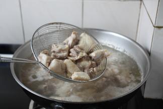 水开后汆烫2分钟左右，撇去浮末，捞出备用。
