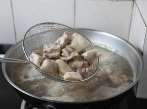 水开后汆烫2分钟左右，撇去浮末，捞出备用。
