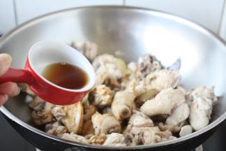 放入30g的高度高粱酒。
没有高度高粱酒可用其它白酒、黄酒、白糯米酒代替。