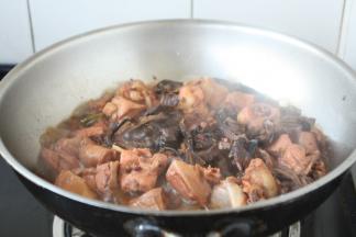 大火炖开，小火炖20分钟。