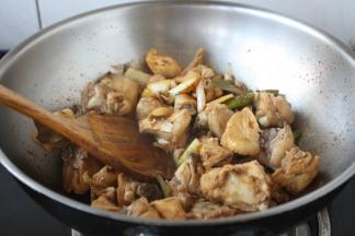 将鸡块翻炒均匀。