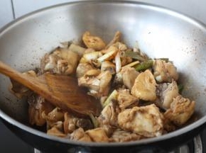 将鸡块翻炒均匀。