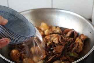 放入与食材齐平的热水。