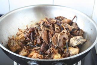 放入泡发好的榛蘑且翻炒均匀。