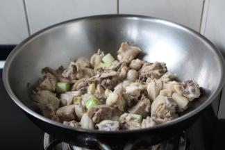 放入鸡块略炒约2分钟左右。
煸炒鸡块一是为了去腥，二是鸡肉块更紧实Q弹，三是味道更鲜美。