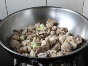 放入鸡块略炒约2分钟左右。
煸炒鸡块一是为了去腥，二是鸡肉块更紧实Q弹，三是味道更鲜美。