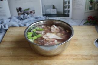 鸡块放在冷水里浸泡30～60分钟，然后清洗2遍。