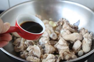 放入30g的生抽，5g的老抽。