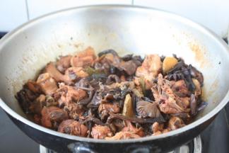 最后改大火收汁，放入适量的盐调味。
汁水所留的量可以按照个人口味所留。
喜欢用汤汁和米饭的话就多留些汤汁。喜欢芡汁浓厚，紧紧包裹着鸡肉的话，就将汤汁收干些。