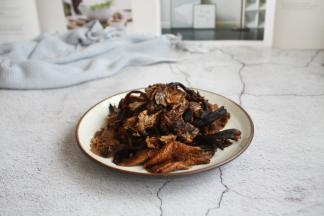 将泡发好的榛蘑挤干水分备用。