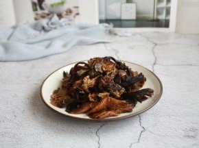 将泡发好的榛蘑挤干水分备用。