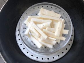 山药去皮切成块，放入蒸格中蒸熟蒸软