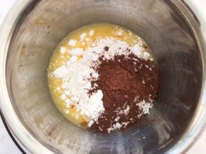 放入麻薯粉和可可粉