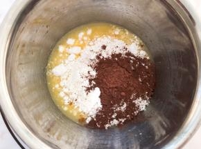放入麻薯粉和可可粉