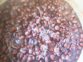 蜜豆提前一晚用水泡好，放入锅中煮10分钟，焖10分钟，反复3次，最后加入10克冰糖大火收汁即可