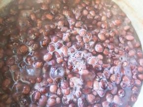 蜜豆提前一晚用水泡好，放入锅中煮10分钟，焖10分钟，反复3次，最后加入10克冰糖大火收汁即可