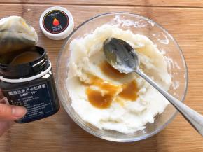 放入蜂蜜搅拌均匀