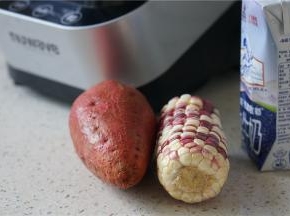 备好所用食材，地瓜玉米牛奶。