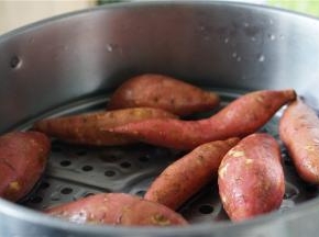 将地瓜洗净，上锅蒸至熟透。同样的玉米也是一样要蒸好先。