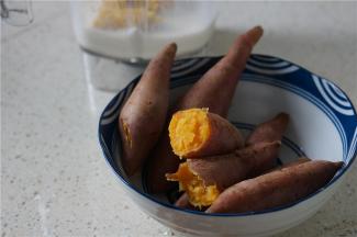 将蒸好的地瓜去皮入破壁机里。