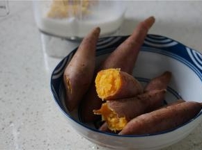 将蒸好的地瓜去皮入破壁机里。