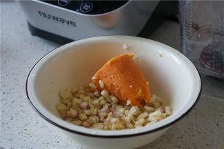 再将玉米粒剥下来备用。