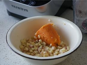 再将玉米粒剥下来备用。