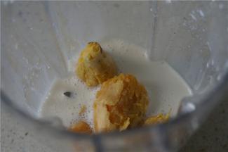 将一瓜，玉米油，牛奶全部入破壁机里。