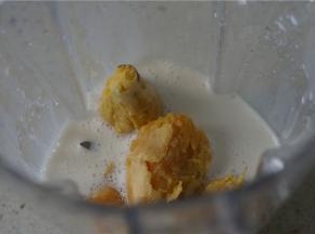 将一瓜，玉米油，牛奶全部入破壁机里。