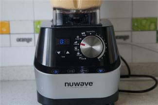 然后选择鲜果汁或浓汤或是奶昔模式，将这款混合奶昔打好。