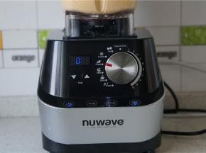 然后选择鲜果汁或浓汤或是奶昔模式，将这款混合奶昔打好。