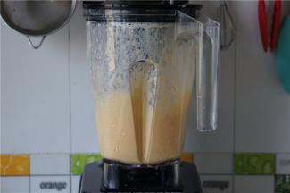 几秒的功夫，这食材就被打的很是细滑。