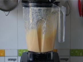 几秒的功夫，这食材就被打的很是细滑。