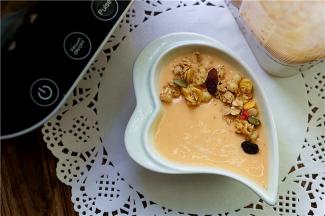 将打好的地瓜玉米奶昔倒在容器里在， 再用麦片坚果点缀一下就可以。