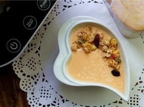 将打好的地瓜玉米奶昔倒在容器里在， 再用麦片坚果点缀一下就可以。