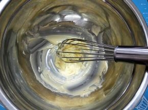 软化好的黄油用手抽搅打顺滑