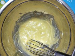 继续用手抽搅打均匀