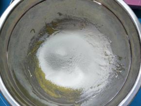 筛入中筋面粉、玉米淀粉、盐