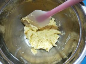 用刮刀翻拌，直到没有干粉