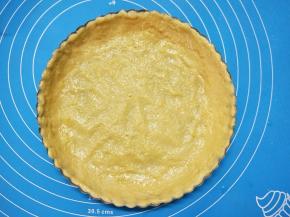 将混合好面糊，放入派盘中，慢慢压开，盖上保鲜膜放冰箱冷藏备用