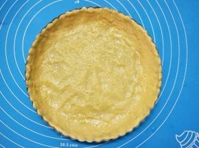 将混合好面糊，放入派盘中，慢慢压开，盖上保鲜膜放冰箱冷藏备用