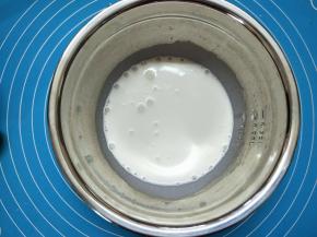 将牛奶和淡奶油混合，加入绵白糖，搅打均匀