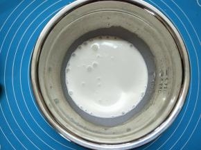 将牛奶和淡奶油混合，加入绵白糖，搅打均匀