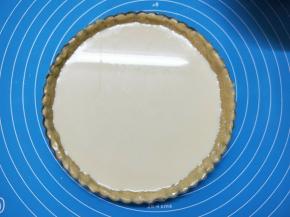 将过筛好的塔液倒在塔皮里