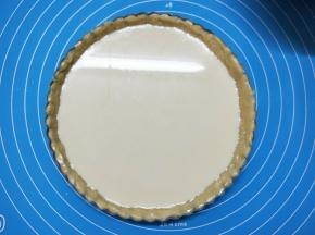 将过筛好的塔液倒在塔皮里