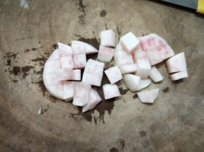 桃子去皮后，切成小块