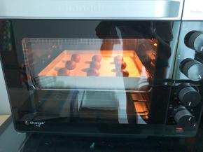 放入预热好的烤箱中层，上下火160度30分钟